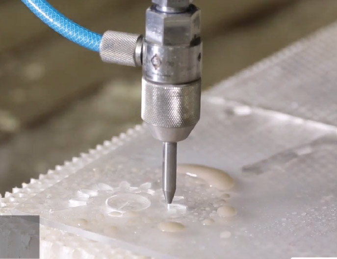 Tavolo di taglio a getto d'acqua CNC Swift-Jet Pro durante il taglio di acrilico da 4 mm