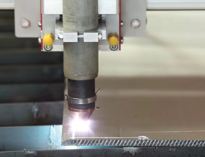 Swift-Cut 8 mm aluminium vid 65 ampere – närbild på brännare arbete