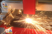 Swift-Cut Pro CNC-plasma snijden tafel in actie met vonken