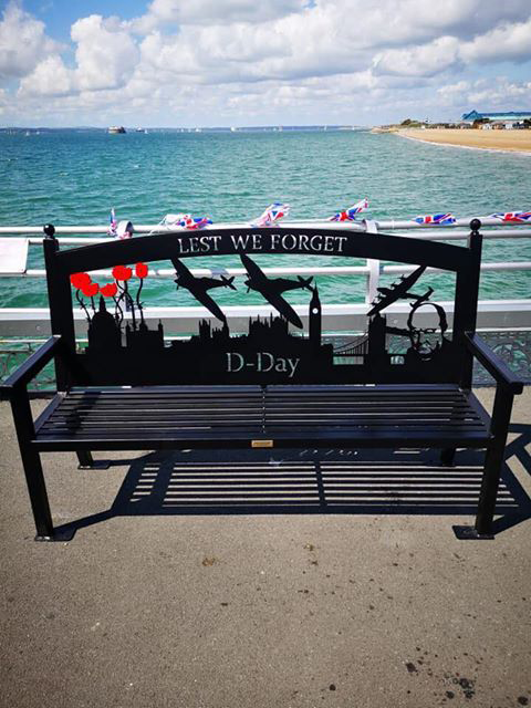 Panchina commemorativa della Seconda guerra mondiale a Derby, realizzata in metallo tagliato su un tavolo al plasma CNC Swift-Cut, con il mare sullo sfondo
