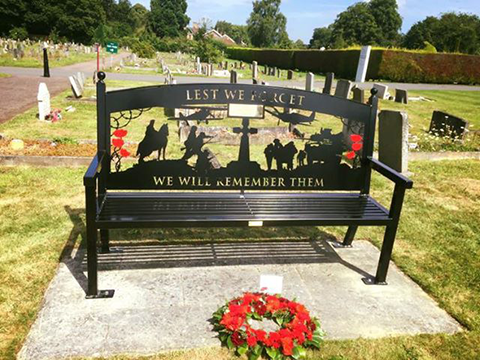 Panchina commemorativa della Seconda guerra mondiale a Derby, realizzata in metallo tagliato con un tavolo al plasma CNC Swift-Cut, situata in un cimitero di Derby