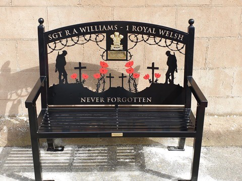 Panchina commemorativa della Seconda guerra mondiale a Derby, realizzata in metallo tagliato con un tavolo al plasma CNC Swift-Cut