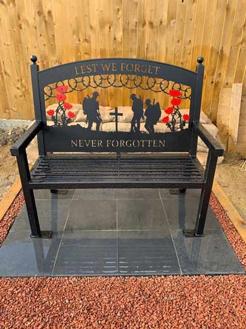 Panchina commemorativa della Seconda guerra mondiale a Derby, realizzata in metallo tagliato con un tavolo al plasma CNC Swift-Cut