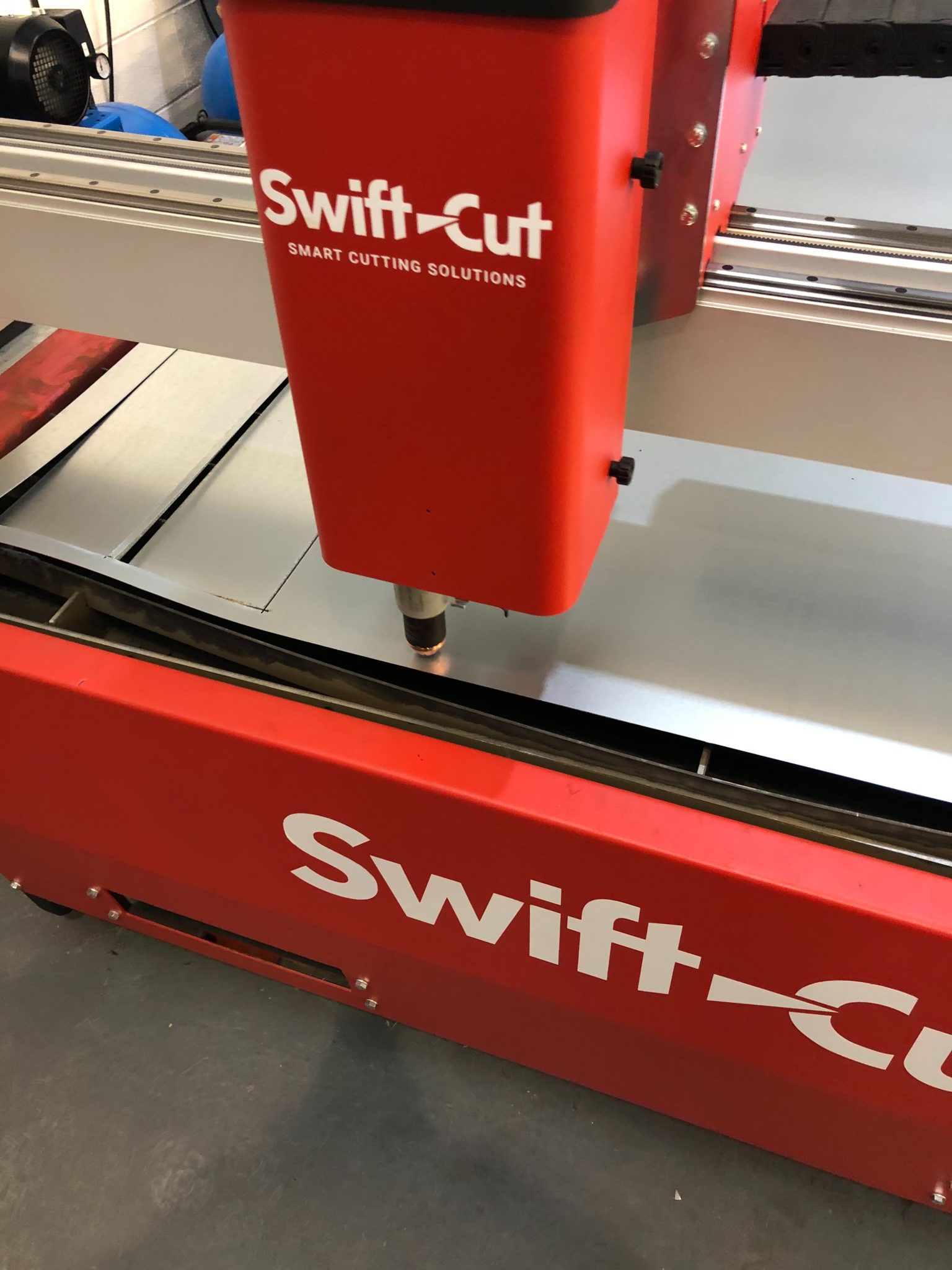 Eagle Fabrications Swift Cutter Swift-Cut Pro Table cortando la hoja de metal
