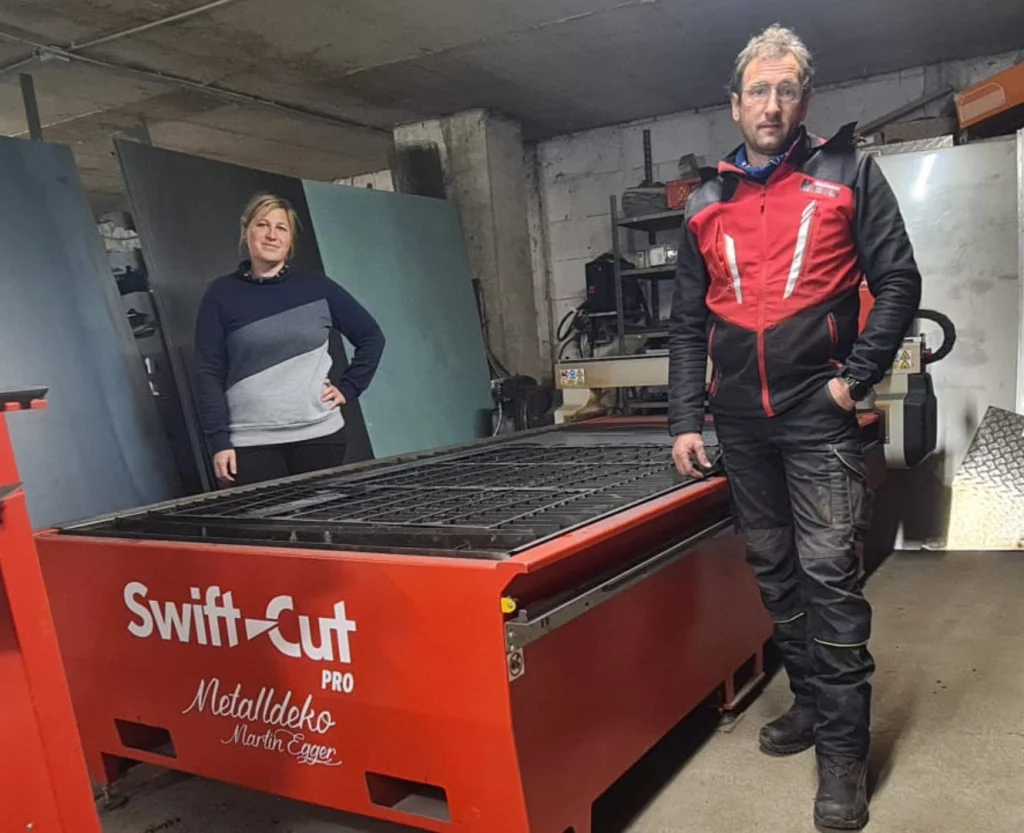 Martin och Verena Egger från Metalldeko, ett företag som tillverkar metalldekorationer, står framför sitt Swift-Cut skärbord