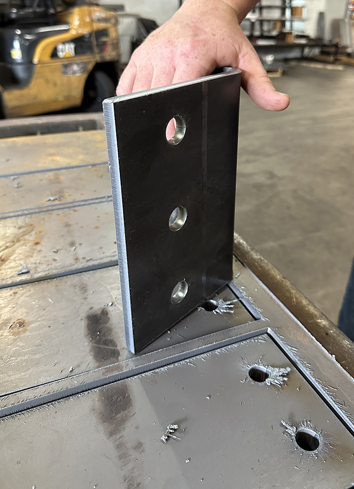 Metal Supermarket Swift-Cut XP CNC-plasmasnijtafel in actie: een stuk plaatstaal wordt uitgesneden