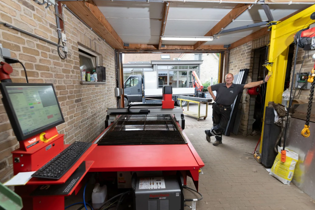 Gert Martens aan het werk met zijn Swift-Cut Pro snijden