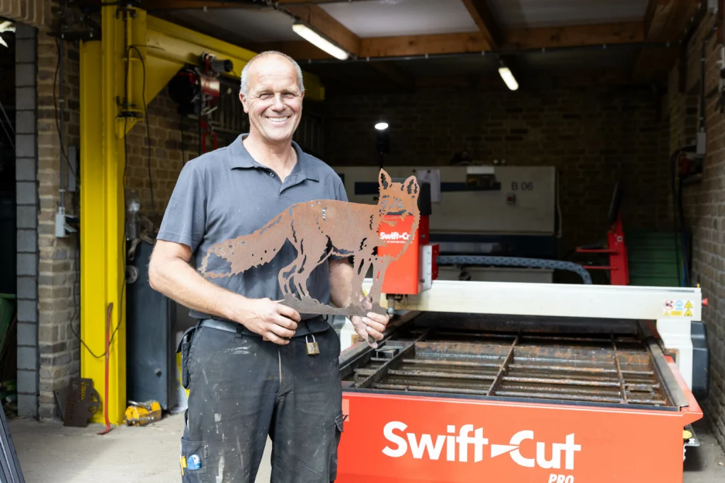 Gert Martens aan het werk met zijn Swift-Cut Pro snijden , met een uit een vos gesneden metalen figuur