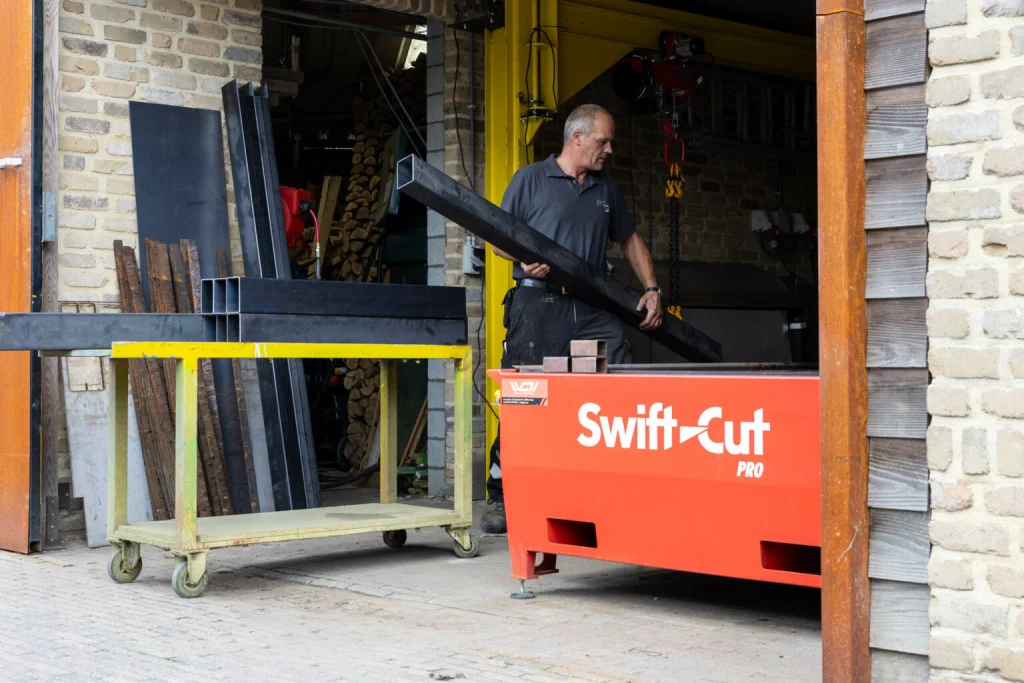 Gert Martens aan het werk met zijn Swift-Cut Pro snijden