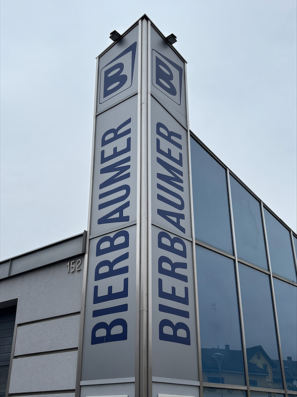 De buitenkant van het werkplaatsgebouw van Schlosserei Bierbaumer