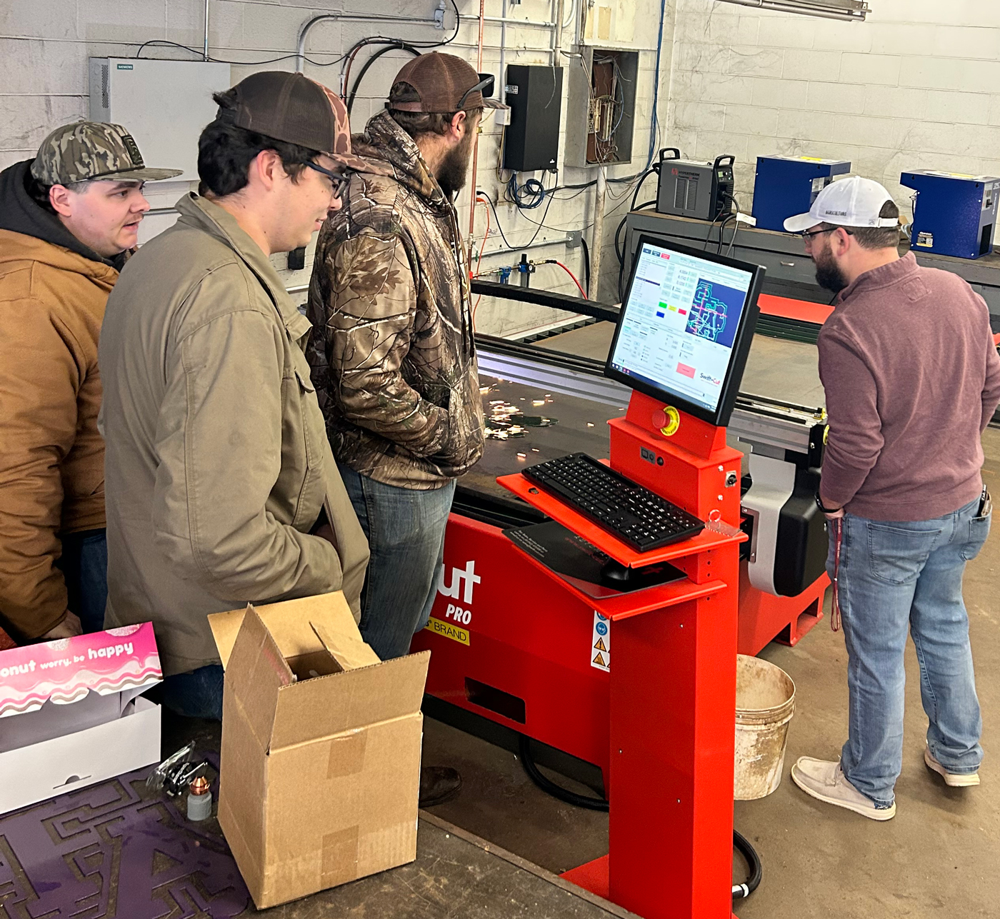 Studenten van de Stephen F. Austin University maken gebruik van de nieuwe Swift-Cut Pro-tafel