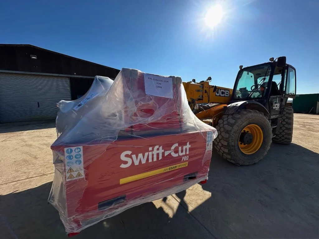 El YouTuber Tom Lamb recibe su propia mesa Swift-Cut Pro