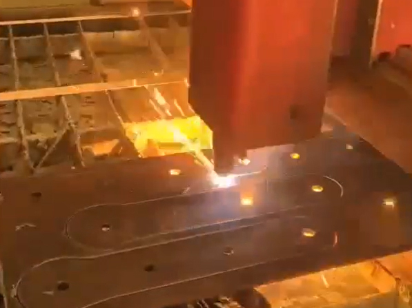 TOR Design and Fabrication transforma su taller con la mesa de corte CNC Swift-Cut Pro: primer plano de la mesa en funcionamiento