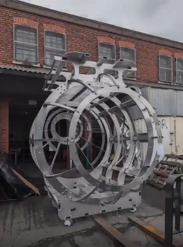 TOR Design and Fabrication – Bild på en ubåtsskulptur som tillverkats av metallbitar skurna på Swift-Cut och som håller på att monteras ihop