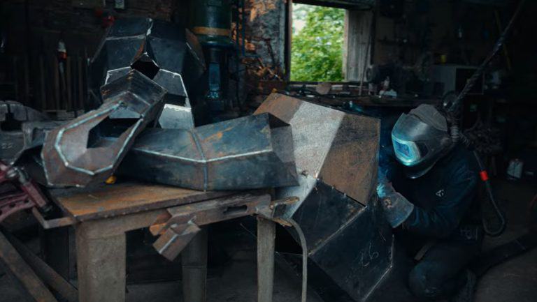 Nate, di Nate's Forge, sta assemblando con la saldatura i pezzi di una scultura che ha ritagliato da una lastra di acciaio dolce da 3 mm utilizzando la nostra macchina al plasma CNC Swift-Cut Pro, nel suo laboratorio in Scozia