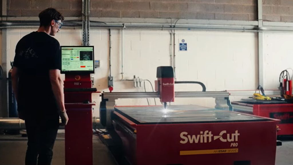Nate's Forge utilizza il tavolo da taglio al plasma Swift-Cut Pro presso la sala dimostrazioni della sede centrale di Swift-Cut per tagliare i pezzi destinati alla scultura di un gatto alta 3 metri