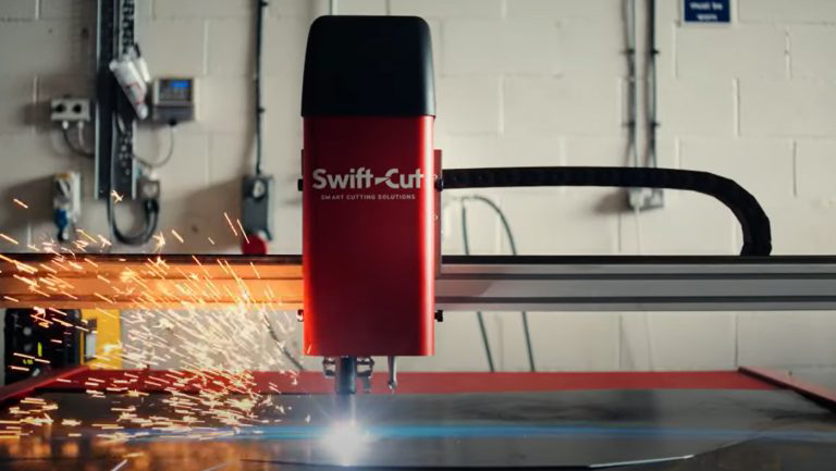 Il tavolo da taglio al plasma Swift-Cut Pro nella sala dimostrazioni della sede centrale di Swift-Cut viene utilizzato per tagliare i pezzi destinati alla scultura di un gatto alta 3 metri realizzata da Nate's Forge