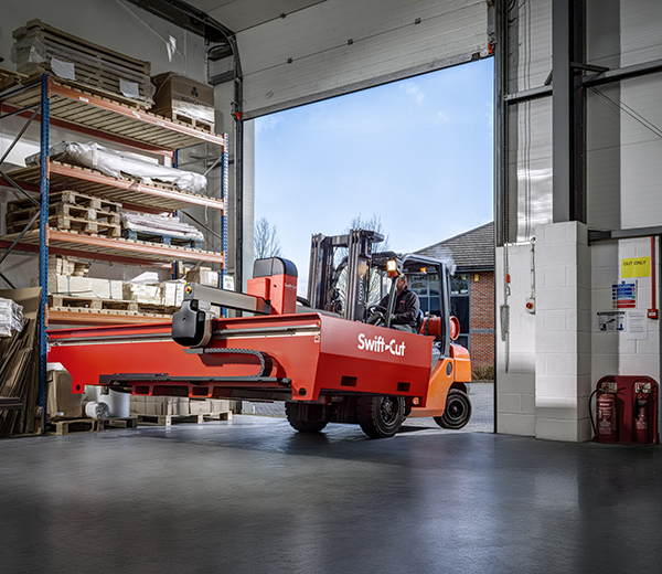 snijden Swift-Cut Pro CNC snijden wordt met een vorkheftruck bij de klant afgeleverd