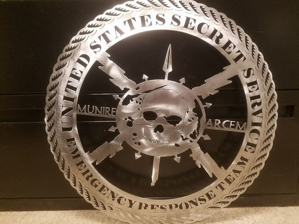 C & S Fabrication skär ut en metallskalle med hjälp av skärbord Swift-Cut 510 CNC skärbord