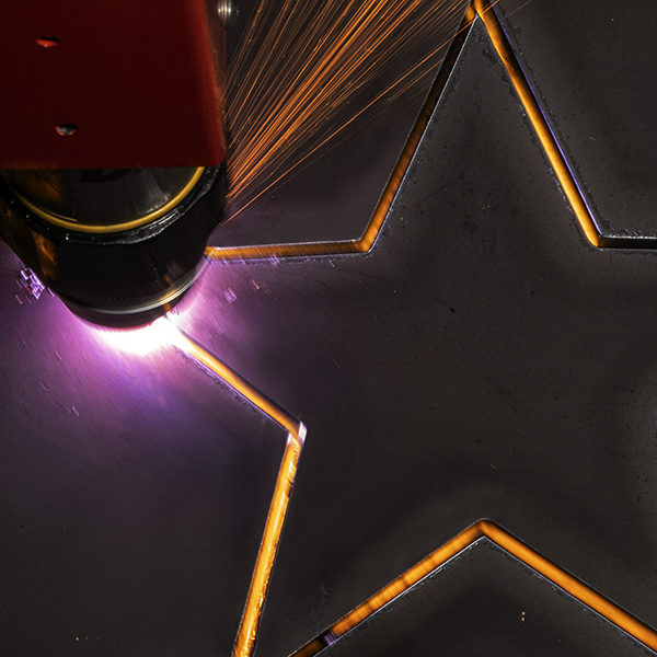 Le système de découpe plasma ESAB Precision 130 découpe une étoile dans une tôle sur une table de découpe plasma CNC Swift-Cut XP