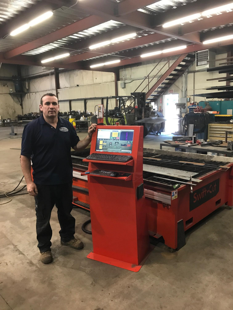 Eamon Clarke con il suo tavolo da taglio al plasma CNC professionale ad alta velocità