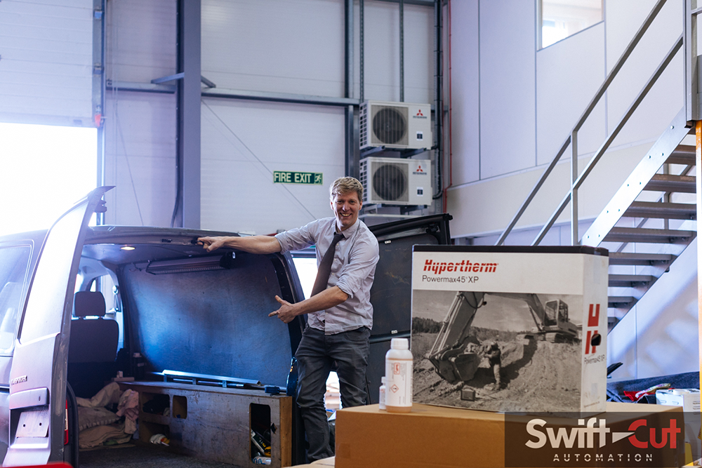 Colin Furze rend visite à Swift-Cut et teste leurs tables de découpe CNC au plasma et au jet d'eau