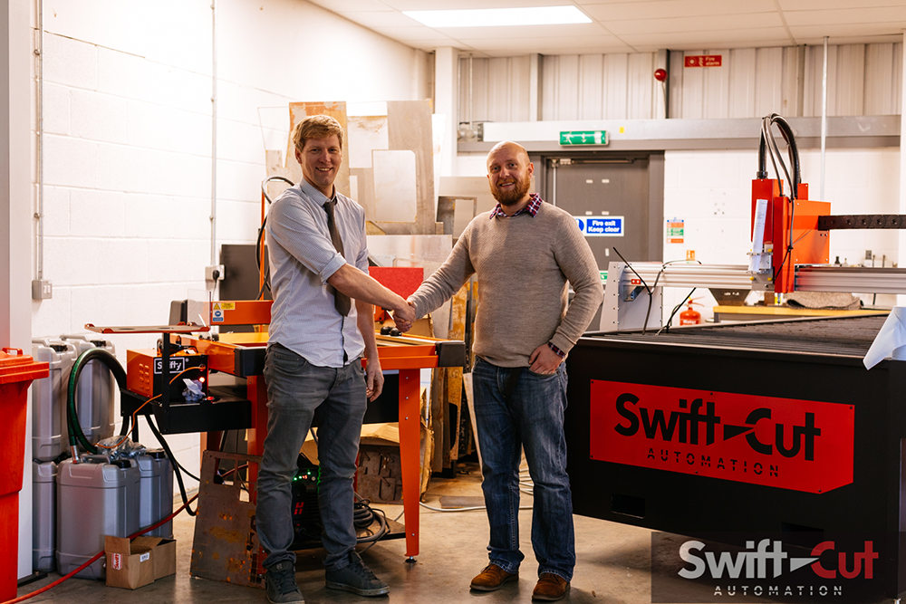 Colin Furze en visite chez Swift-Cut, avec le Swift-Cut XP et Swifty en arrière-plan