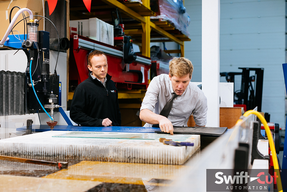 Colin Furze besöker Swift-Cut provar deras CNC-styrda plasmaskär- och vattenskärningsbord