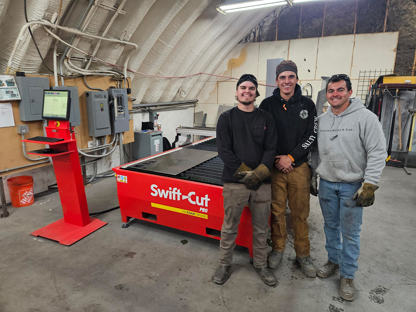 Dakota Steel &amp; Fabrication posando frente a su nueva Swift-Cut Pro 510