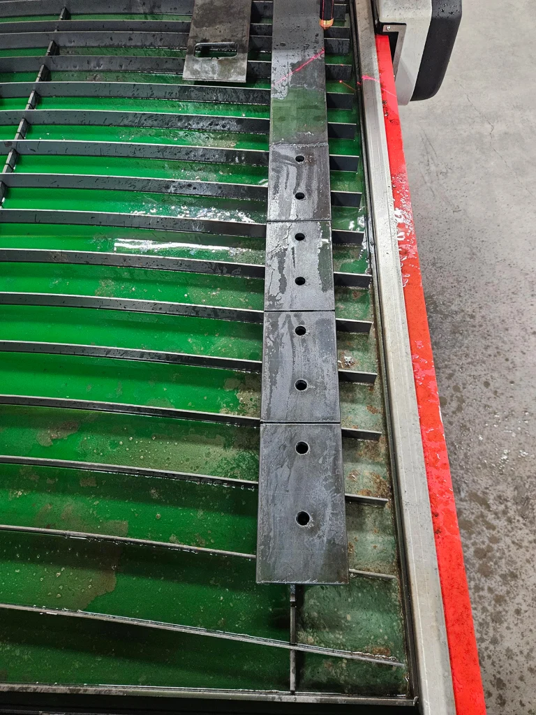 Vista aérea de la nueva mesa Swift-Cut Pro 510 de Dakota Steel &amp; Fabrication con piezas metálicas recortadas