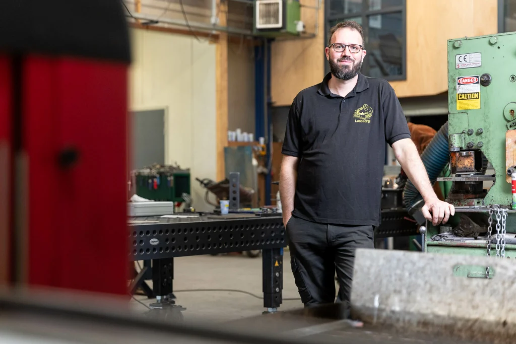 Daniel, director comercial de servicios de soldadura y corte de Efesto, junto a una mesa de plasma CNC Swift-Cut Pro