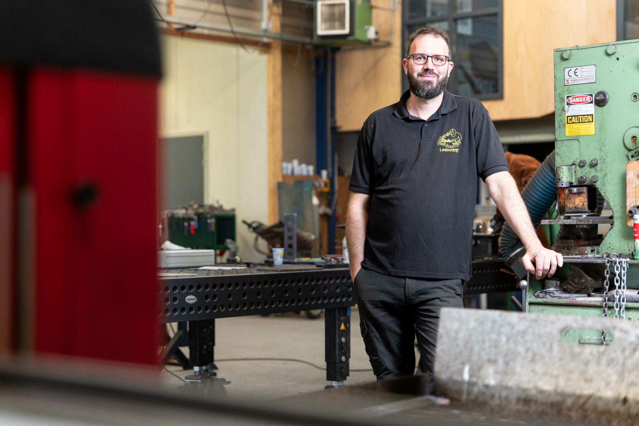 Daniel, bedrijfsmanager bij Efesto Welding and snijden , met een Swift-Cut Pro CNC-plasmasnijtafel