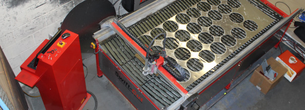 Glanville Metal Spinning - vari pezzi circolari in metallo ritagliati su un tavolo da taglio al plasma CNC Swift-Cut Pro