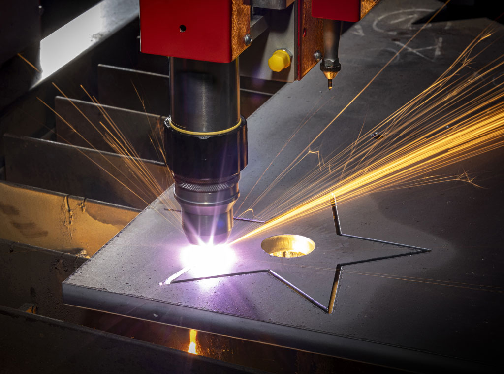 Máquina de plasma de alta definición ESAB Precision 130 cortando una estrella en una chapa metálica