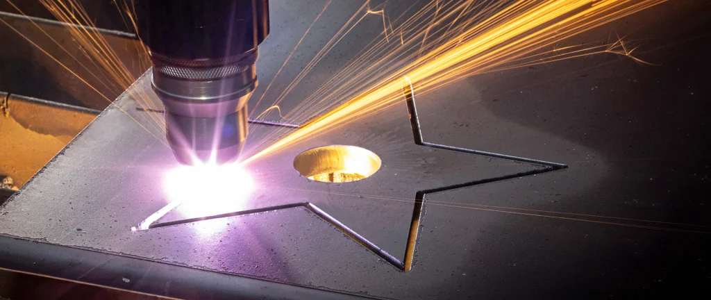 Le système de découpe plasma ESAB Precision 130 découpe une étoile dans une tôle sur une table de découpe plasma CNC Swift-Cut XP