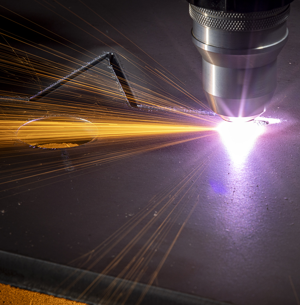 Le système de découpe plasma ESAB Precision 130 découpe une étoile dans une tôle sur une table de découpe plasma CNC Swift-Cut XP
