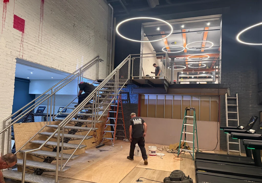 LLIW Metal Fabrication, construcción de escaleras en un nuevo gimnasio