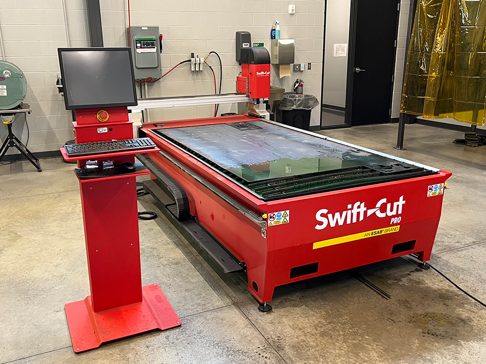 Swift-Cut y Lampton Welding Supply presentan la nueva máquina de corte por plasma Swift-Cut Pro al Cloud County Community College — imagen de una mesa en el taller