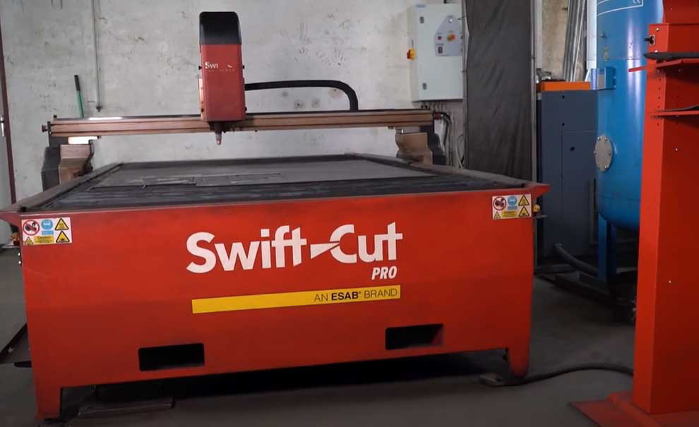 La máquina de corte por plasma CNC Swift-Cut Pro 3000 de MSprojekt, equipada con la fuente de plasma Hypertherm Powermax105 y el software CAD/CAM SigmaNEST.