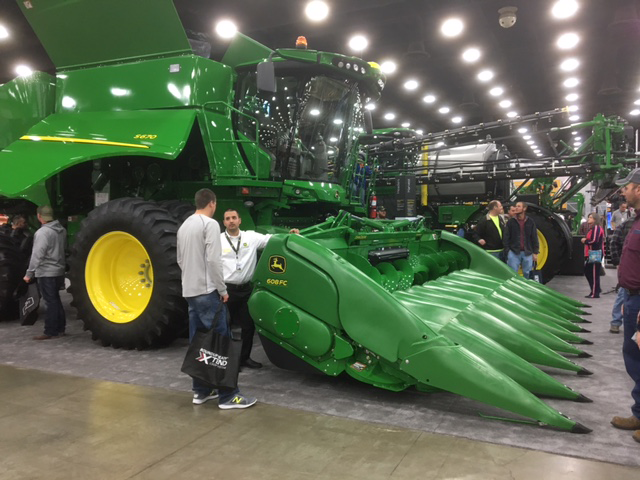 Salone nazionale delle macchine agricole a Louisville, Kentucky: grandi macchine agricole di colore verde