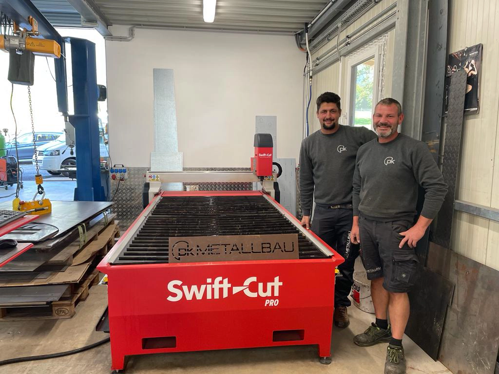 Ägare av Metallbau står bredvid sin Swift-Cut skärmaskin