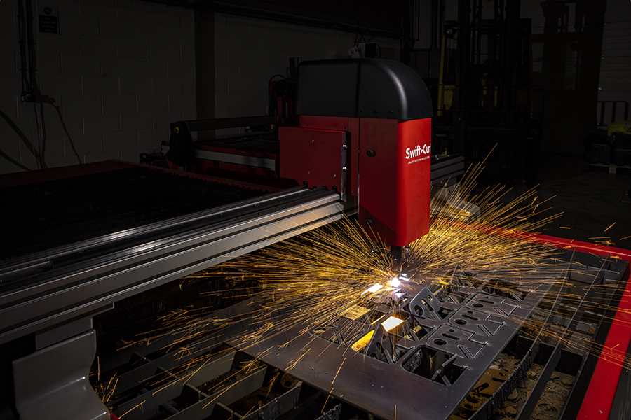 Mesa de corte por plasma CNC Swift-Cut Pro en acción: primer plano del cabezal de corte por plasma con chispas