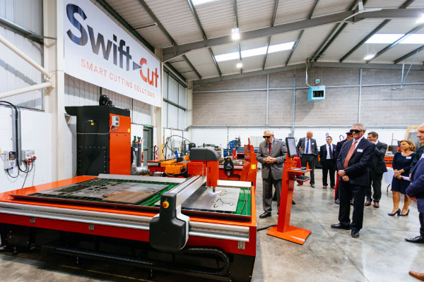 Giornata delle porte aperte Swift-Cut nella sala dimostrazioni, con presentazione del tavolo da taglio al plasma CNC Swift-Cut Pro
