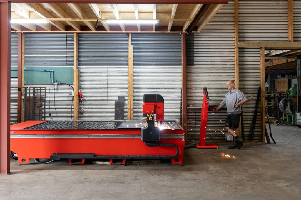 Peter, en representación de Tentvloeren, utilizando su mesa de corte por plasma CNC Swift-Cut Pro en su taller