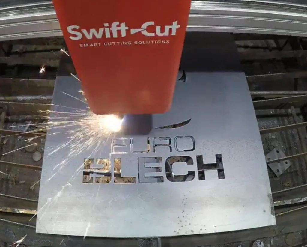 Mesa de corte por plasma CNC Swift-Cut Pro tallando el logotipo de EuroBLECH en chapa metálica