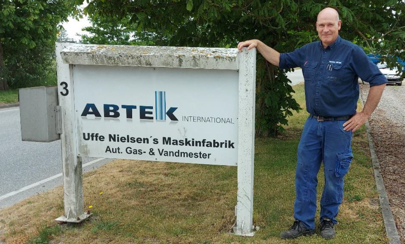 Henning Nielsen, eigenaar van ABTEK INTERNATIONAL, staat voor het bedrijfsbord