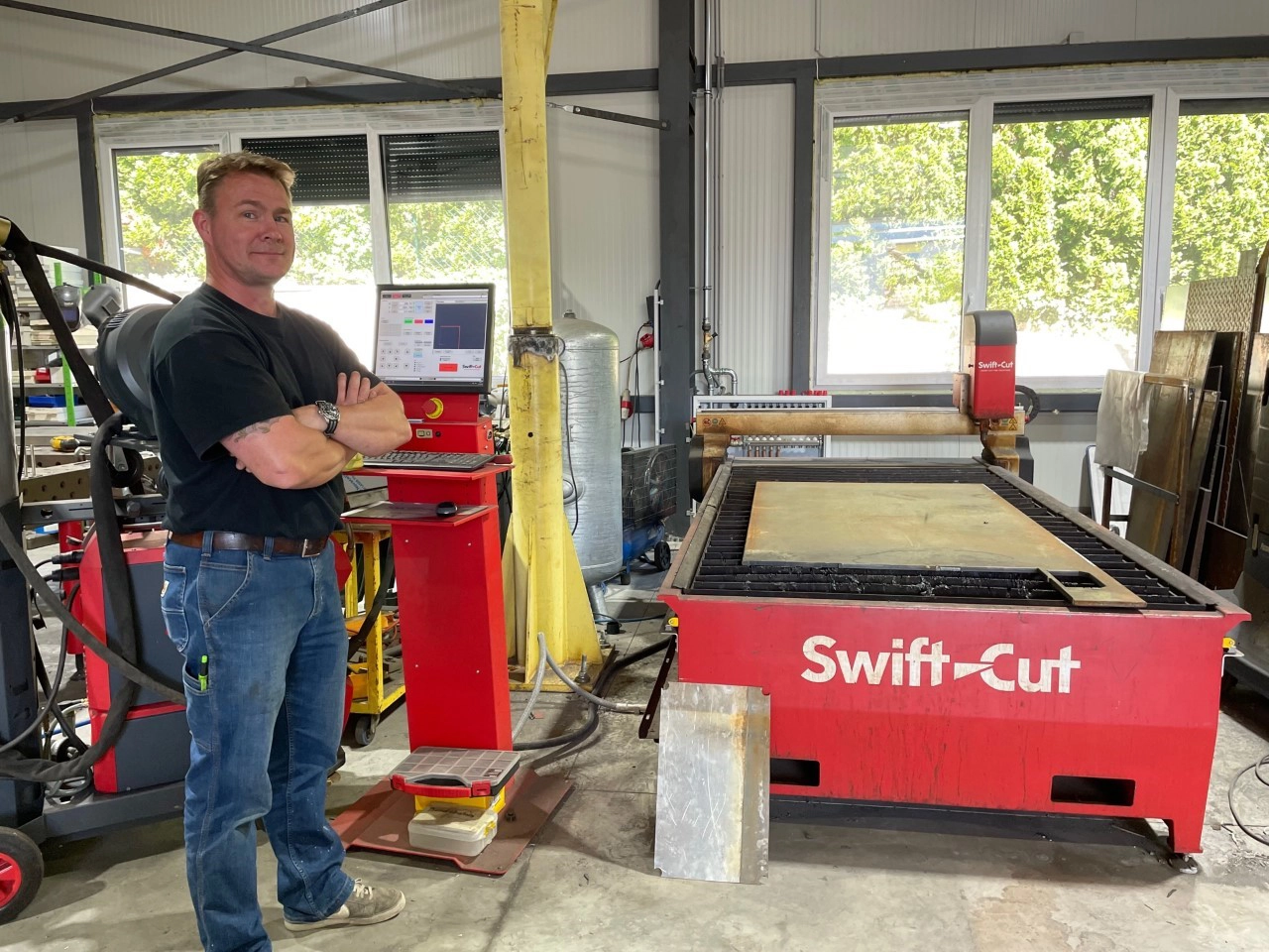 De eigenaar van Schlosserbub staat naast zijn Swift-Cut Pro CNC-plasmasnijtafel