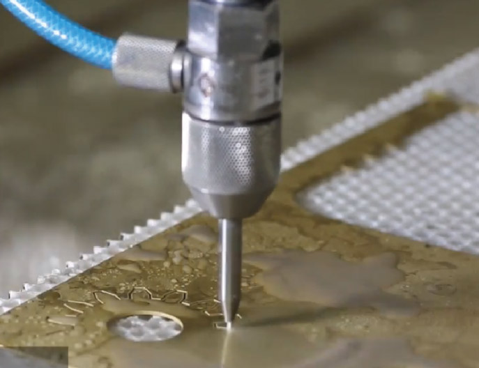 Tavolo di taglio a getto d'acqua CNC Swift-Jet Pro durante il taglio di ottone da 1 mm