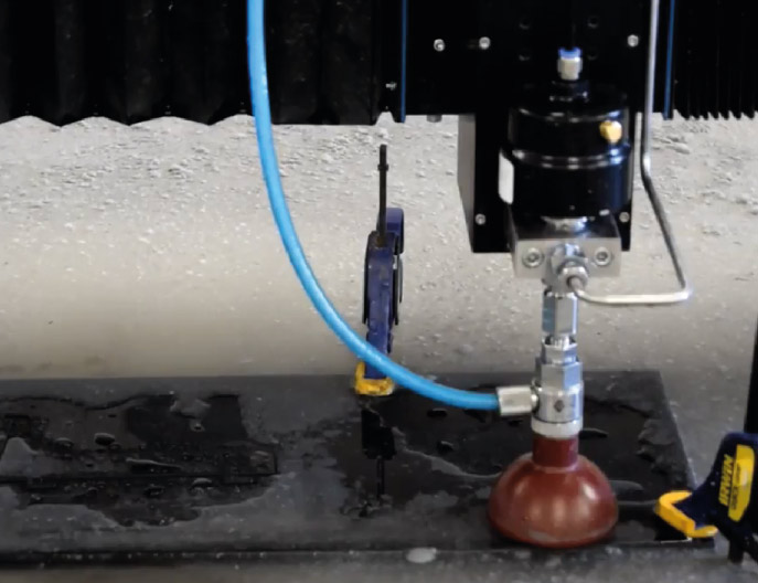 Tavolo di taglio a getto d'acqua CNC Swift-Jet Pro durante il taglio di policarbonato da 20 mm