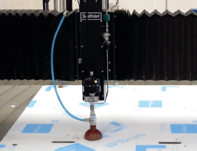 Tavolo di taglio a getto d'acqua CNC Swift-Jet Pro durante il taglio di plexiglass da 4 mm